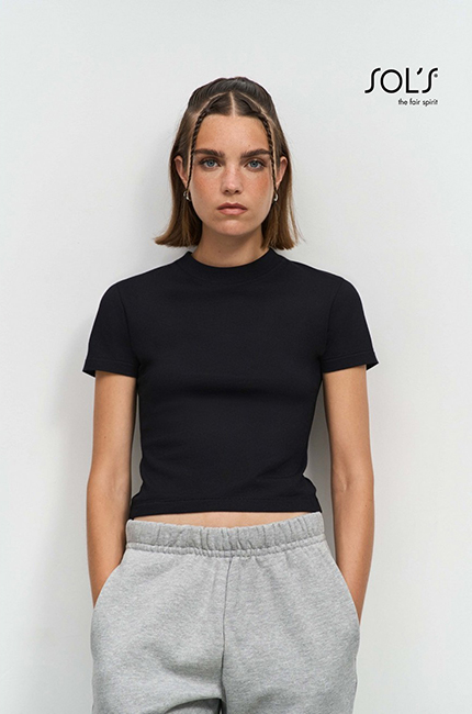 Lilia - 04811ΜΠΛΟΥΖΕΣ / SOLSΓυναικείο Κροπ T-shirtΠεριγραφή: Κοντό και εφαρμοστό γυναικείο t-shirt με πλαϊνές ραφές και με παχιά και φαρδιά στρογγυλή λαιμόκοψη. Διαθέτει φακαρόλα στο λαιμό για καλύτερη εφαρμογή και στυλ. Σύνθεση:Jersey 180g/m² - 100% Οργανικό Βαμβάκι πενιέ - σε μετάβασηΔιατίθεται σε μαύρο ή λευκό χρώμα. για κάθε επαγγελματική περίσταση. Η κατασκευή του με οργανικό βαμβάκι εξασφαλίζει άνεση και ανθεκτικότητα για καθημερινή χρήση.Δυνατότητα Προσαρμογής: Μπορεί να προσαρμοστεί με εκτυπώσεις λογοτύπου ή μηνυμάτων του πελάτη, ιδανικό για branding και ομάδες εργασίας.Επικοινωνήστε μαζί μας για να βρούμε μαζί αυτό που θέλετε.   